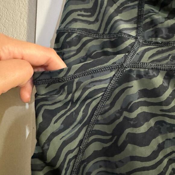 Sweaty Betty Zero Gravity Pocket 7/8 Running Leggings In Green Zebra Print - Picture 7 of 10